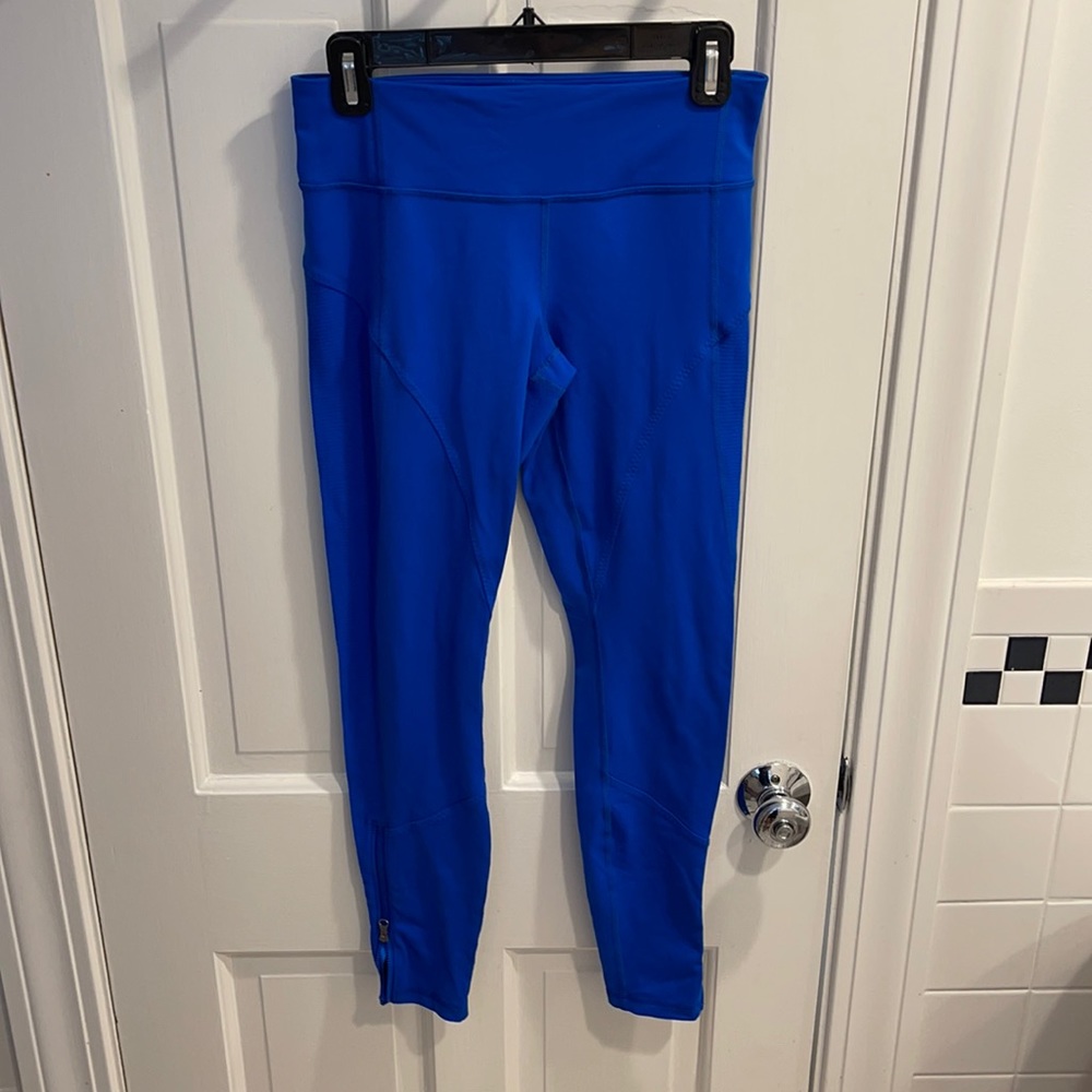 Lululemon blue leggings.